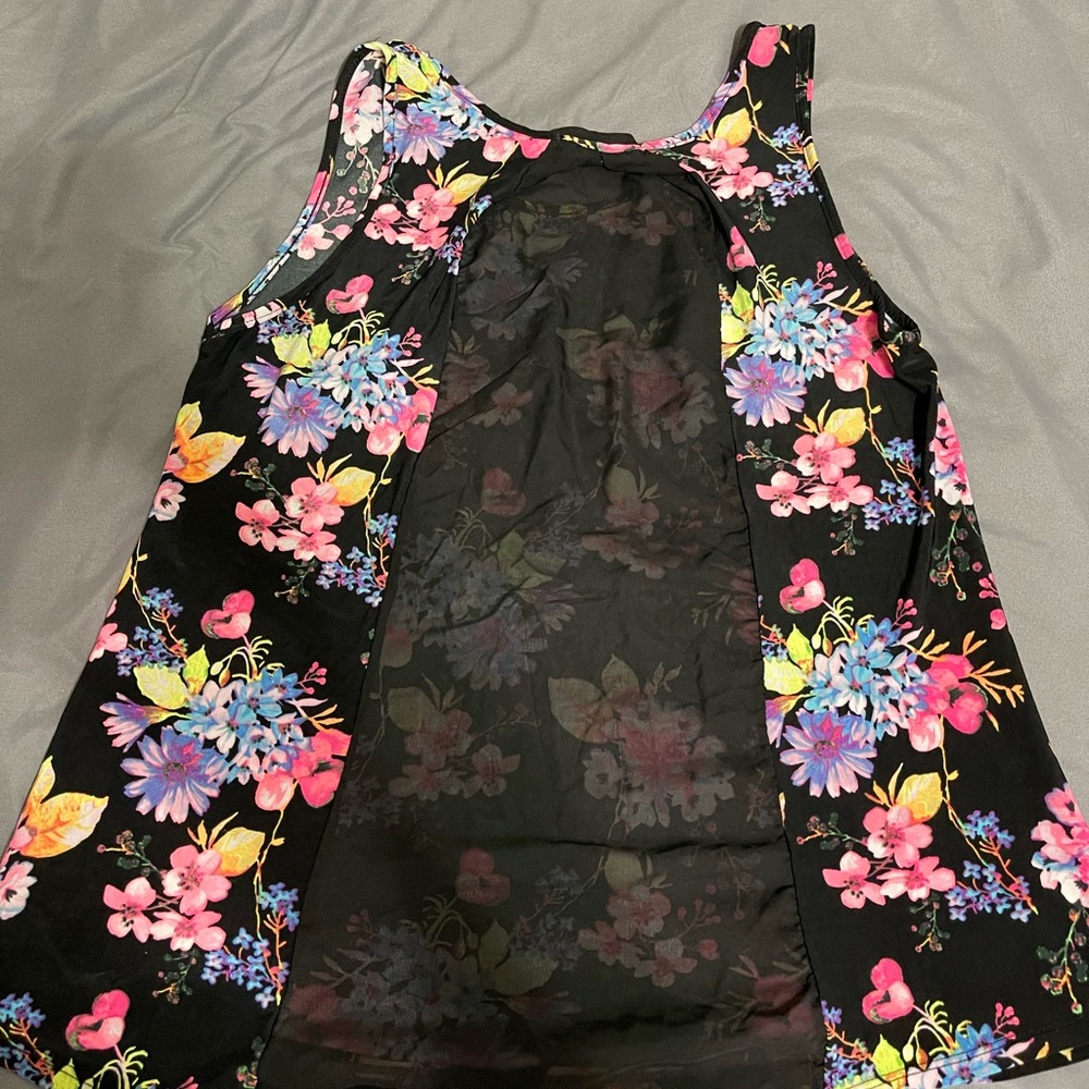 Floral tank top, looks brand new size L